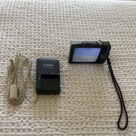 Canon PowerShot SD750 Digital Camera - Picture 2 of 5